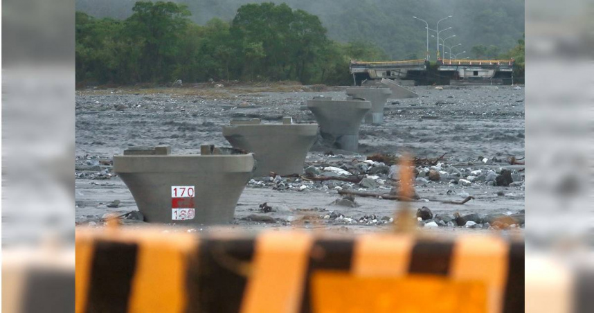 馬太鞍堰塞湖發生洪災，沖毀馬太鞍橋橋面。（圖／報系資料照）