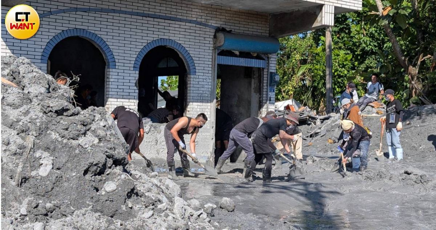 大量志工投入光災洪災後的復原工作，並合力將中信元老投手江忠城老家清理乾淨。（圖／林冠吟攝）