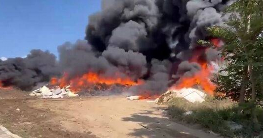 廢棄床墊千坪燃燒濃煙直竄天際。（圖／翻攝畫面）