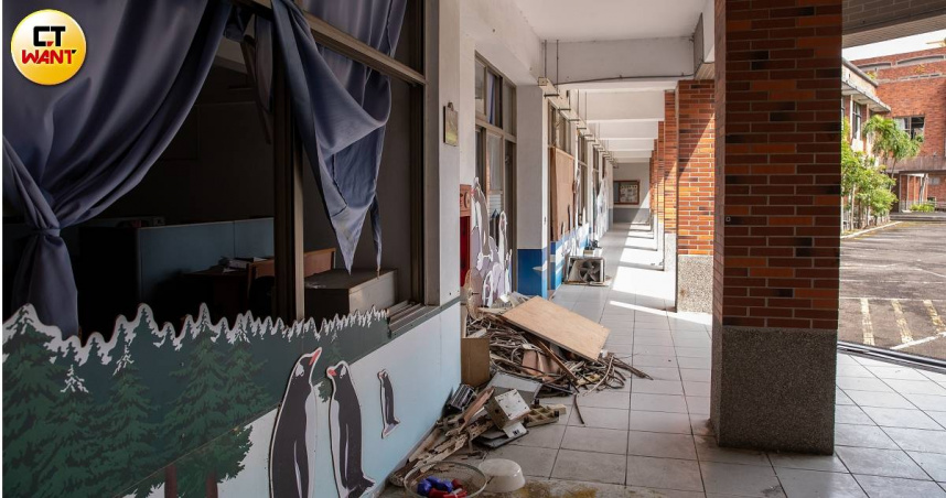 少子化浪潮下不少大專院校面臨退場窘境，亞太技術學院便因退場後管理真空而讓環境破敗不堪。如何找出退場活路，或許完善法規後的「公私併」模式是一解方。（圖／劉耿豪攝）