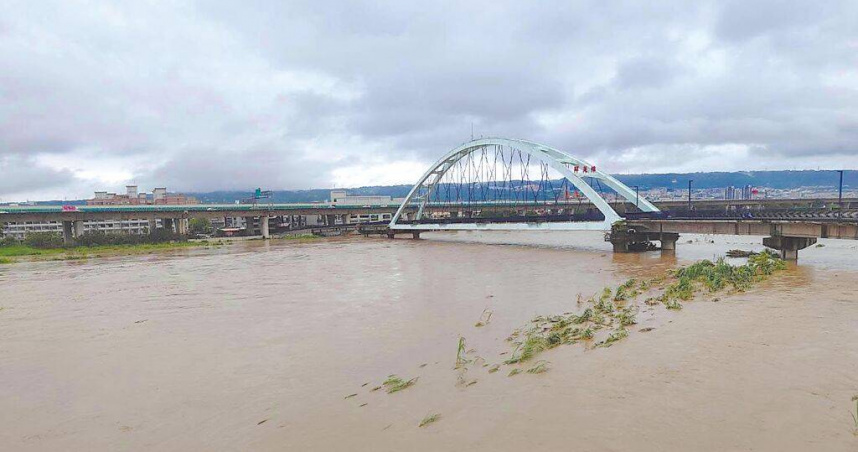南投市貓羅溪逾10年不清淤，沿線居民飽受淹水之苦，此為今年0728豪雨成災。（圖／簡千翔提供／中國時報楊靜茹南投傳真）