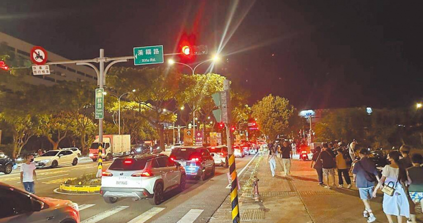 桃園市大園區新開幕的「璟都好夜市」10月11日盛大開幕，吸引破百家攤販聚集，但該地主未依規定向桃園市政府經發局提出申請，不僅造成周邊交通大亂，營運至目前僅3日，大園警分局已取締115件違規停車。（廖姮玥攝）