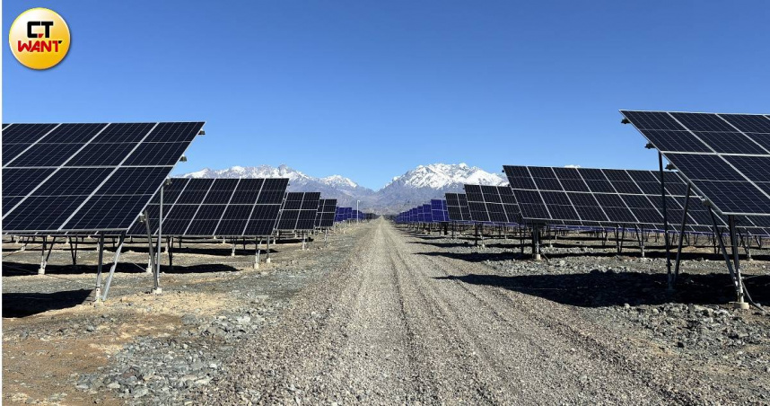 烏魯木齊擁有豐富風能資源及高日照時數，是中國發展風電與光電的重要基地。（圖╱王若攝）