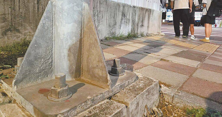 道路旁路燈與號誌基座螺栓暗藏安全風險。（圖／報系資料照）