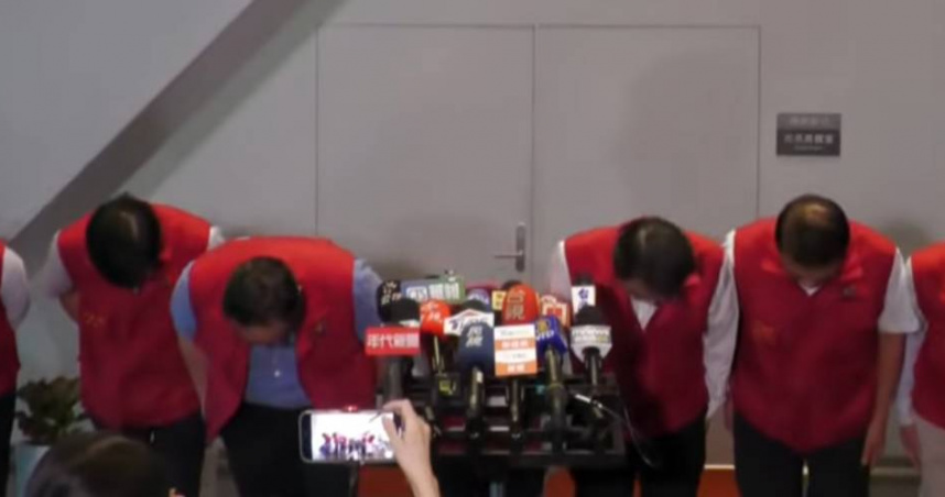 盧秀燕率領市府團隊在鏡頭前向社會大眾鞠躬致歉。（圖／截自中天電視直播）