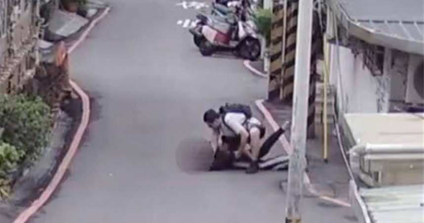 中和警分局錦和派出所接獲報案後配合埋伏，在新北市中和區圓通路一帶成功逮捕陳女與負責監控的「車手頭」20歲陳姓男子，警詢後依《刑法》詐欺罪及洗錢防制法移送偵辦。（圖／翻攝畫面）