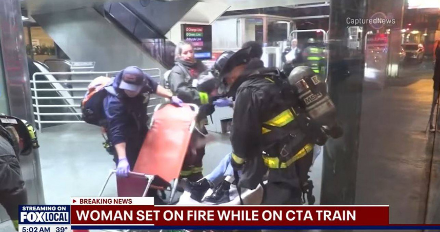 美國芝加哥一名女子在地鐵上遭男子潑灑不明液體並點火。（圖／翻攝自YouTube／FOX 32 Chicago）