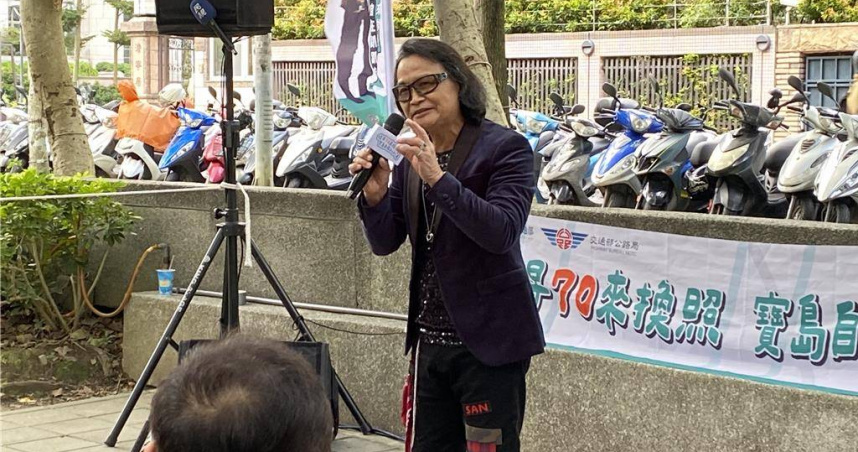 高齡換照新制推廣代言人、雙金歌王沈文程22日上午在台北象山公園快閃宣導。（圖／中國時報蔡明亘攝）