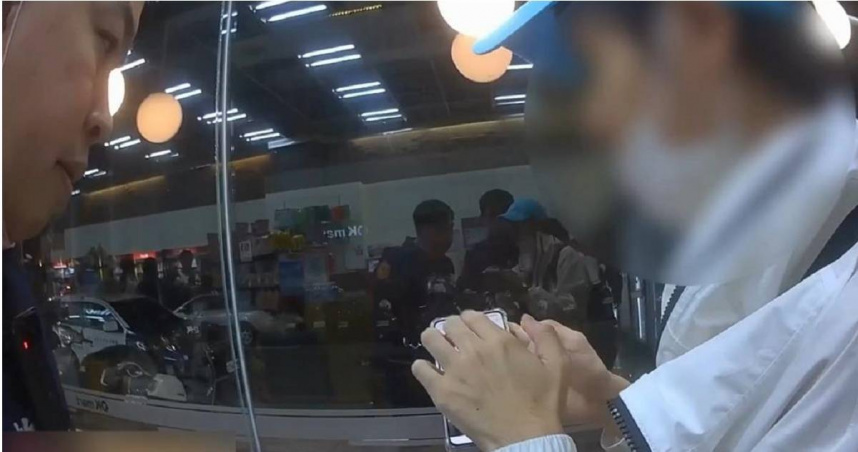 日本籍K男日前在網路社群結識台灣女網友，拜託他幫忙購買4萬元點數卡協助渡過難關，被超商店員發現異常，報警攔下他被騙，幫他省下4萬元。（圖／警方提供）