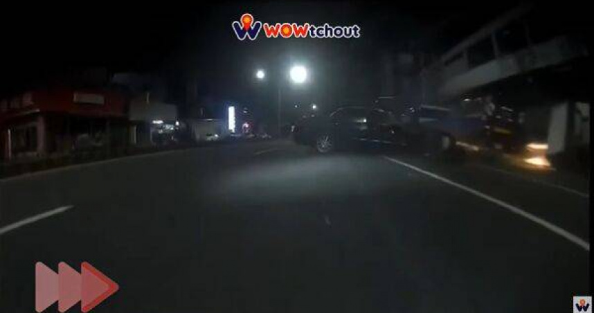 永康清晨轎車失控連撞3車害騎士倒地，毒駕男竟落跑被拘提。（圖／翻攝自WoWtchout）