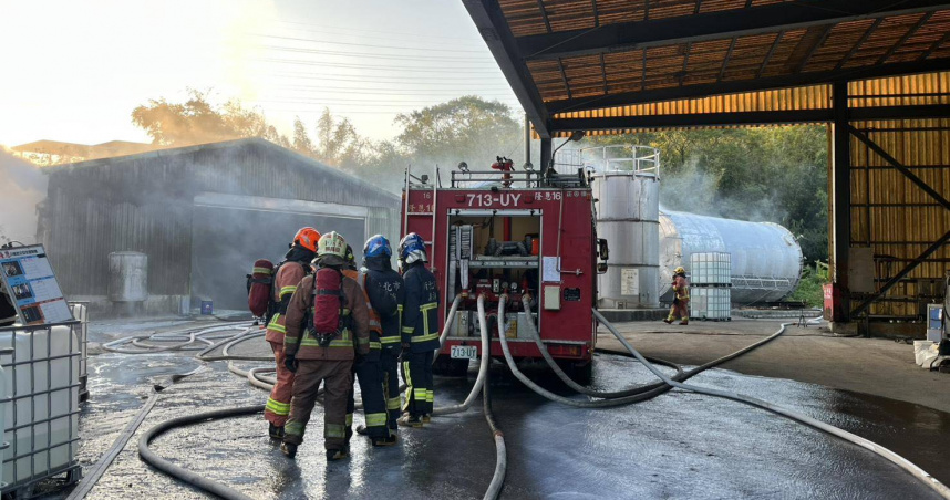 新北市三峽區弘道山區鐵皮工廠 7 日下午發生大火，疑因化學液體燃燒釋出刺鼻濃煙，消防局提醒民眾緊閉門窗。（圖／翻攝畫面）