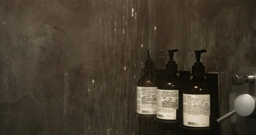 網友和皮膚科醫師證實，洗完澡擦乾並把握時間塗乳液，有助於有效保濕。（示意圖／unsplash）