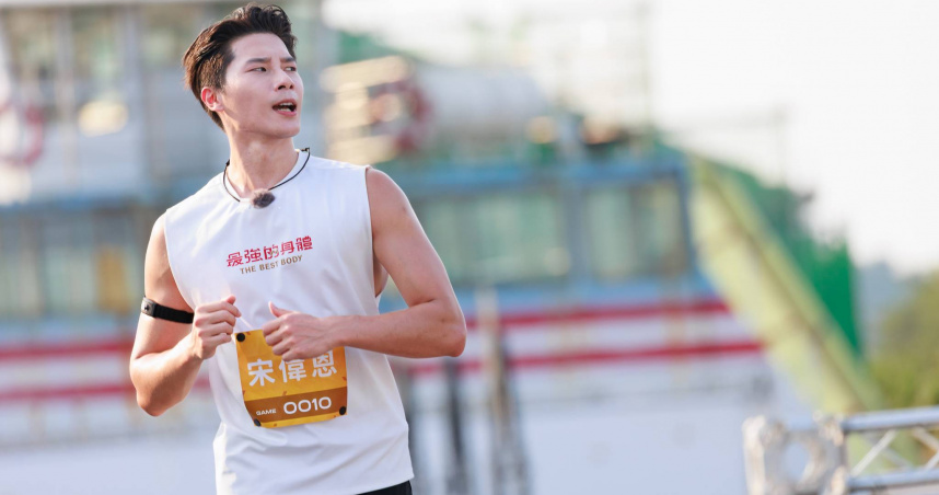 宋偉恩比賽中被其他演員戰友們海放。（圖／好看娛樂提供）