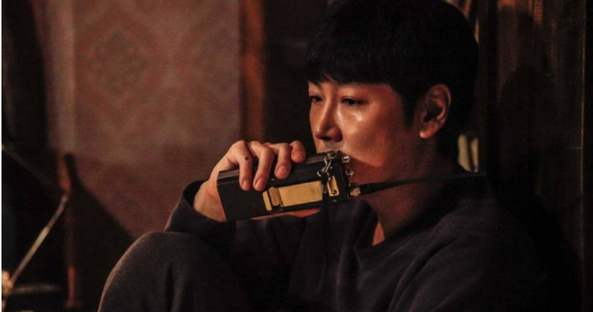 南韓男演員趙震雄近期被揭少年時期的黑歷史，火速宣布隱退，但外界相當關注由他主演的話題韓劇《信號2》是否還會播出，對此，電視台tvN首度回應了。（圖／劇照，八大提供）