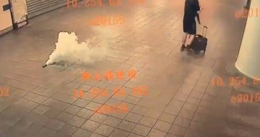 張文原是空軍志願役，後因酒駕被汰除，19日犯下恐怖攻擊後墜樓身亡。（圖／翻攝畫面）