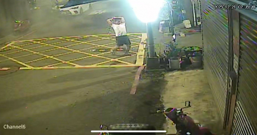 陳姓男子21日凌晨當街發酒瘋，持滅火器亂噴，更持拖把砸毀車輛。（圖／翻攝自臉書高雄五甲大小事）