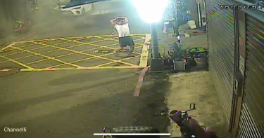 陳姓男子21日凌晨當街發酒瘋，持滅火器亂噴，更持拖把砸毀車輛。（圖／翻攝自臉書高雄五甲大小事）