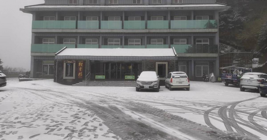 合歡山昨深夜開始下雪。（圖／翻攝畫面）