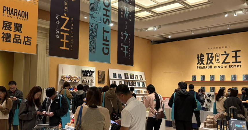 《埃及之王：法老》特展首日湧入大批人潮，有網友怒批「紀念品被沒買票的買光」。（圖／翻攝自臉書／奇美博物館 Chimei Museum）