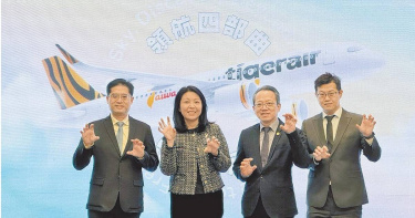 台灣虎航董事長黃世惠（左二）於2025年4月上任，帶領團隊宣布「領航四部曲」，期能透過多項創新服務，挹注虎航營收。（圖／台灣虎航提供）
