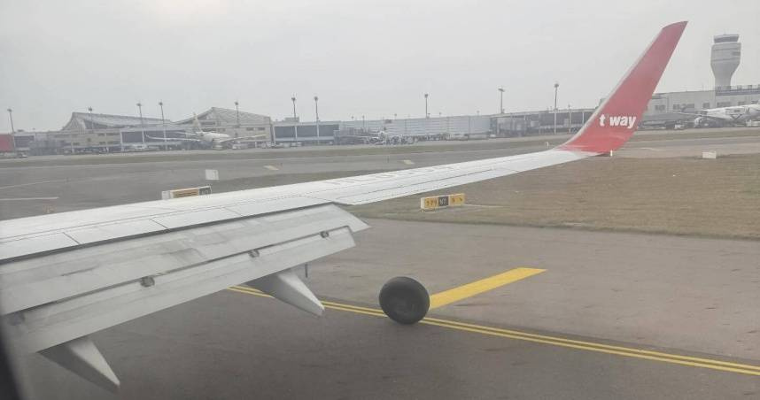 德威航空8日降落桃機時發生右側主輪脫落。（圖／翻攝自Threads／@edward_cyy_提供）