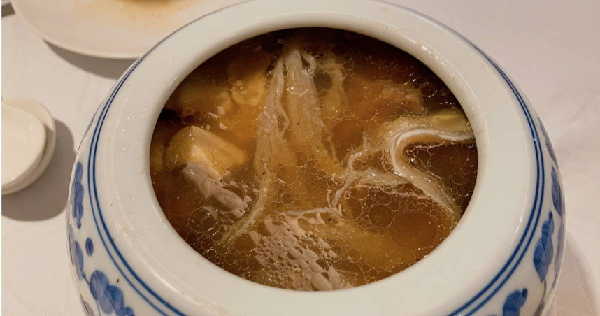 佛跳牆因象徵團圓、豐盛，且配料澎湃，是不少家庭農曆年菜的必備菜色（示意圖／photoAC）