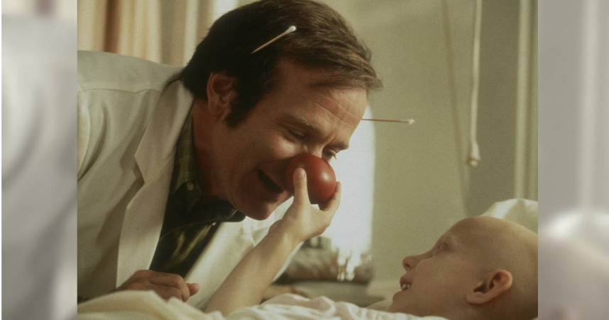 大眾對於醫院與醫生的聯想都是冷冰冰且嚴肅的畫面，電影《心靈點滴》打破這樣的想像，利用院內現有裝備，讓醫生也能溫暖與病患相處。（圖／環球提供）