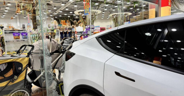 特斯拉倒車變衝鋒楠梓水族館玻璃全碎網笑。（圖／翻攝畫面）