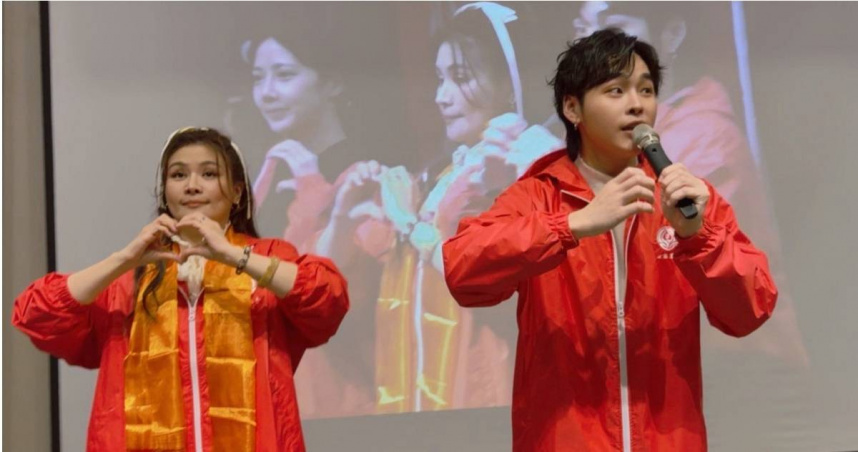 展瑞（右）、董仔同台演出，兩人熱力唱跳新歌〈我現在超快樂〉。（圖／心潮麗天協會提供）