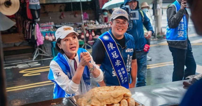 立委柯志恩（左起）今天同框陳冠安到北市東湖市場拜票。（圖／翻攝自陳冠安媒體群組）