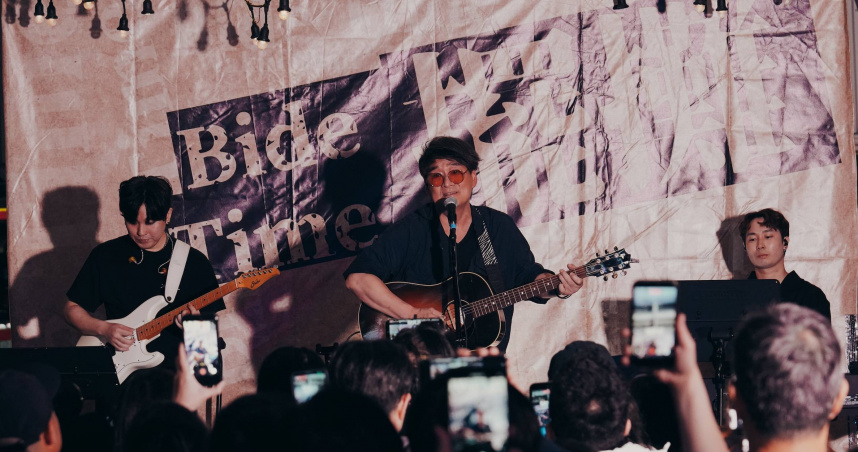 周華健驚喜現身台北市圓山花博，舉辦快閃演唱會。（圖／滾石提供）