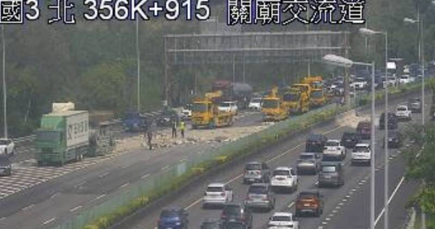 國3南下關廟交流道前聯結車翻覆　沙土散落釀雙向壅塞