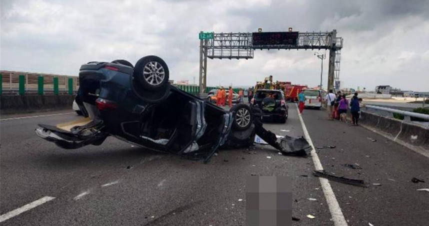 國道驚魂！連假尾聲4車連撞烏龜翻　碎片四散嚇壞路人與毛孩