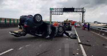 67歲駕駛疑失控追撞釀4車翻覆，車碎遍地、親子寵物驚險受困。（圖／翻攝畫面）
