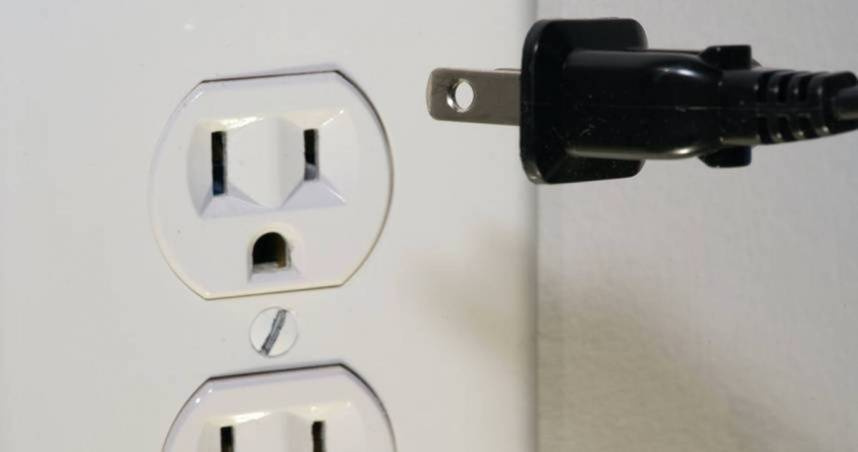 有部分民眾為了省電，在家會順手拔掉不用的電器插頭，但有日本專家表示，不是所有電器都適用。（圖／報系資料照）