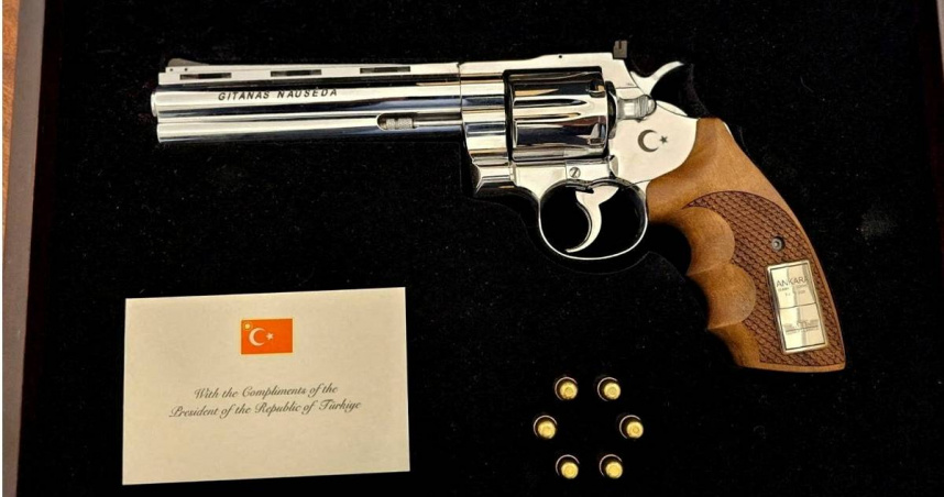 北約峰會落幕後，土耳其總統艾爾段（Recep Tayyip Erdoğan）送給各國領袖的「離別禮物」，竟是刻有姓名的特製麥格農（Magnum）左輪手槍，且紅色禮盒內竟附有6發真子彈與出口免控證書。（圖／達志／路透社）