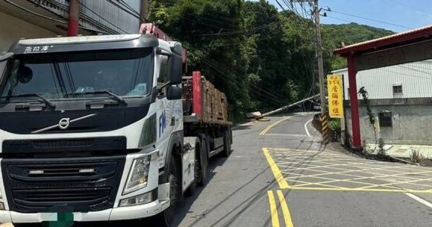 鐵塊突飛砸斷電桿！五股大貨車釀道路瞬間癱瘓　整條民義路全面封閉