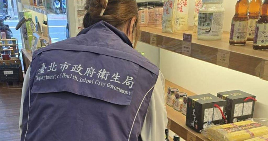 台北市衛生局追查苦茶油原料來源，威加公司因無法提出完整證明文件，遭重罰300萬元。（圖／台北市衛生局）