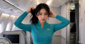 空姐把頭髮放下，可能代表機艙已經進入緊急狀況的準備程序。（圖／AI示意圖）