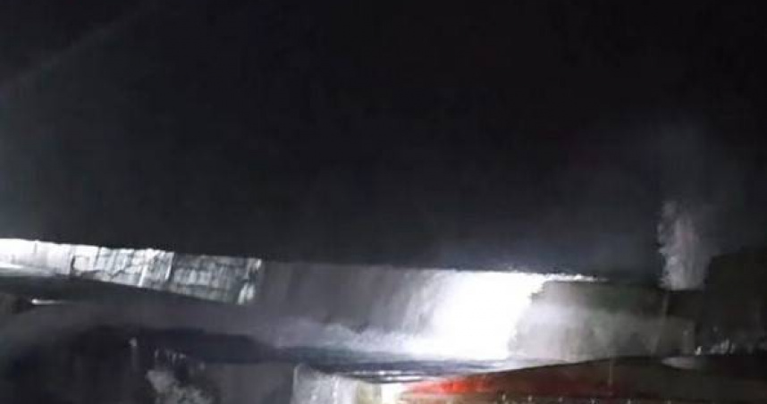 凌晨巨浪突襲永安漁港！4釣客遭捲落海　驚險互救逃死劫