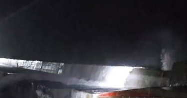 永安漁港凌晨巨浪突襲4釣客遭捲落海互救逃生。（圖／翻攝畫面）