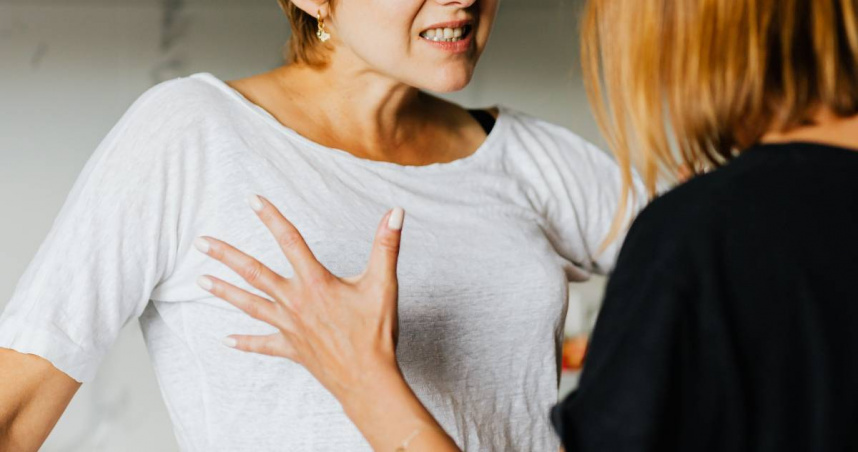 一名50歲婦人因懷疑鄰居與自己的丈夫有染，竟向鄰居潑糞。（示意圖／取自pexels）