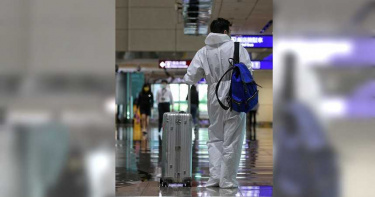 「抗體篩檢是陰性」回台卻意外確診 「全套隔離衣搭機」網友讚:有夠自愛!