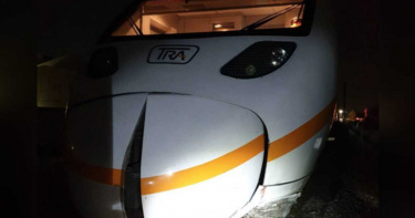 開車搶柵欄卡平交道遭火車撞上 命大駕駛強辯:沒聽到警鈴
