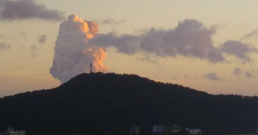 影/日本鹿兒島火山噴發! 火山灰「直衝上天」5000公尺高