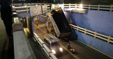 嘉義砂石車後車斗突翹起 轟然巨響撞卡地下道