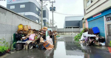 好過分!堆3年回收物半樓高 鄰居欲協調遭屋主嗆「就是要堆」