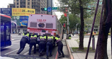 公車拋錨顧路邊 波麗士秒變大力士網讚爆