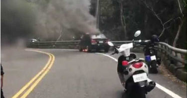 春節霧台賞櫻愛車突竄火 一家三口急下車逃死劫