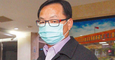 淳紳公司4日爆出掏空4.8億元，檢調兵分12路搜索淳紳公司及董事長沈瑋等人住處，夜間將獨立董事黃文瑞（如圖）等人移送北檢複訊。（張鎧乙攝）